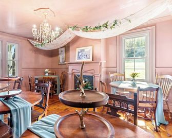 The Tea House + Hot Tub - Saxonburg - Restaurant