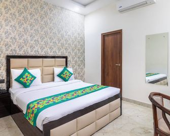 Treebo Brij Kaushal, Near Prem Mandir - Vrindavan - Спальня