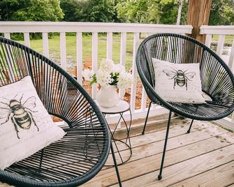 Urban Pines 'Miss Bee Have' Unique Tiny House Vibe - Boaz - Balcony