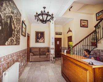 Hotel Colón - רונדה - דלפק קבלה