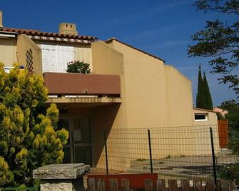 Bright Studio With Parking 10 Minutes Walk From The Port - La Londe-les-Maures - Edificio