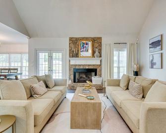 Newnan Vacation Rental with Pool and Pickleball Court! - Newnan - Living room
