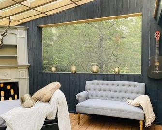 New!!! Forest Gazebo By Private Lake-Peace&privacy - Campbellford - Living room