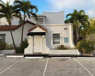 Goldenrod Stays Apt.7, one block from the beach - Miami Beach