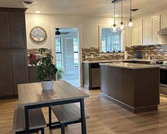 Cozy 2-bedroom house with WiFi and AC in Plainview - Plainview - Cocina