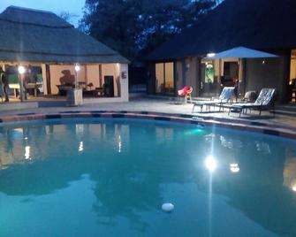 Lapeng Lehae Lodge - Mbabat - Piscina