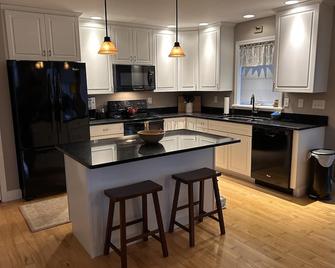 Mansfield Manor, the perfect place to relax & enjoy Vermont to the fullest. New! - Essex Junction - Kitchen