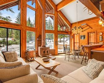 Delightful, family-friendly A-frame cabin w/ a pool table, foosball, & more - Snoqualmie Pass - Living room