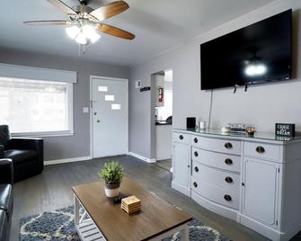 Adorable house - Springfield - Living room