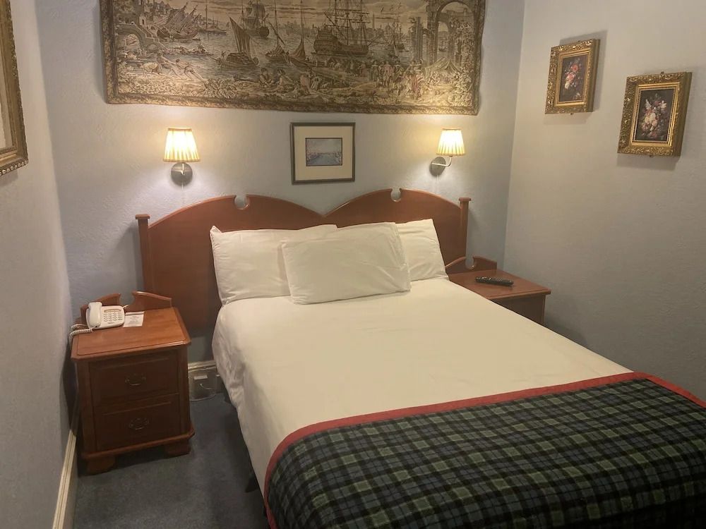 لوفات آرمز هوتل