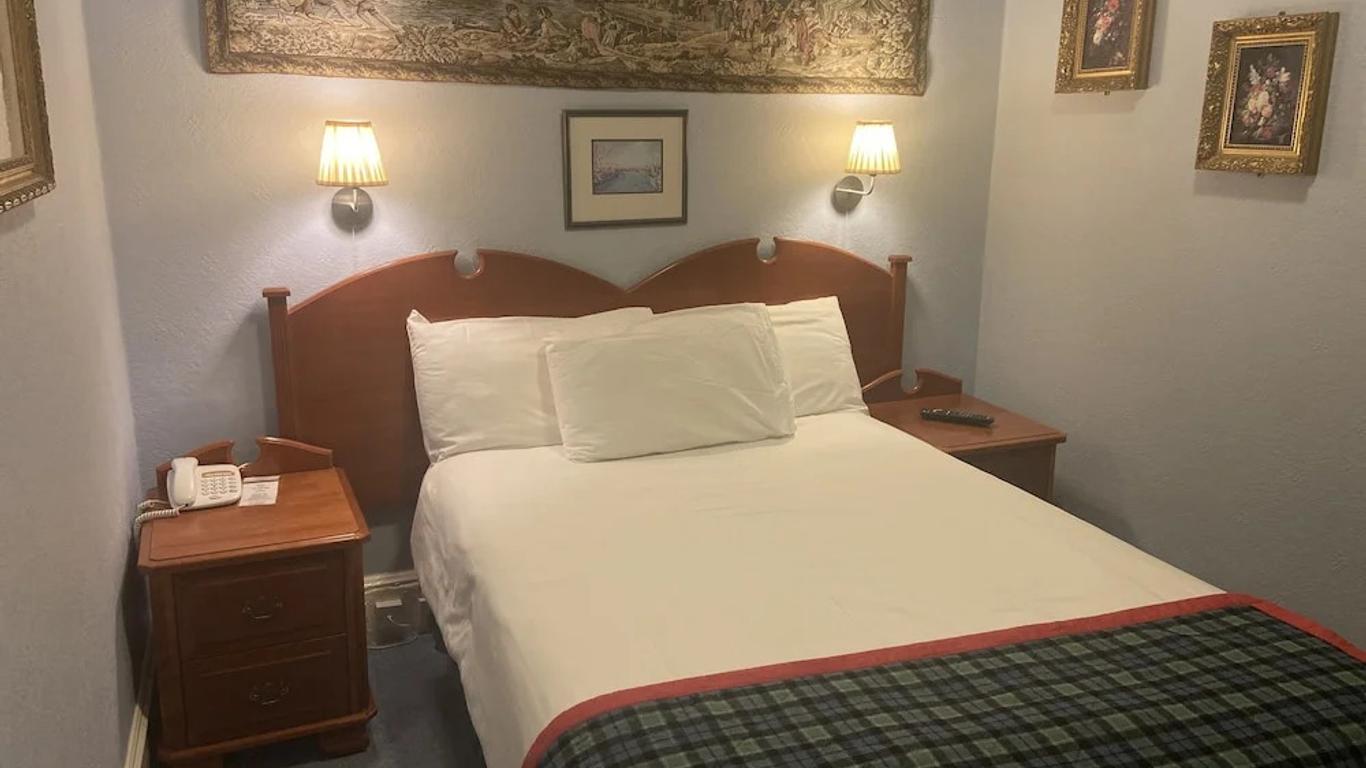 لوفات آرمز هوتل