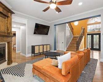 Spacious Lakeside 5 BR w Pool, Sauna & Game Room! - Rockwall - Living room