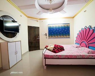 Hotel Madhur Milan - Pachmarhi - Bedroom