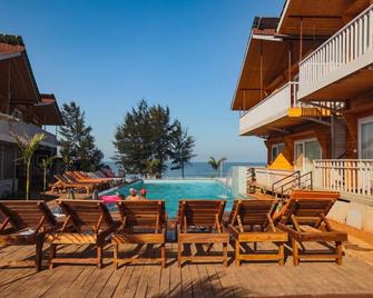 Dallas Beach Resorts - Morjim - Pool