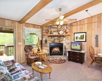 Affordable Mountain Cottage W/ Wood Fireplace + Hot Tub + Wifi! - Cosby - Sala de estar