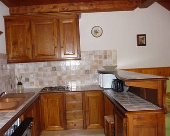 House on the banks of the Tarn in Ste-Enimie in the Gorges du Tarn - Gorges-du-Tarn-Causses - Cuisine