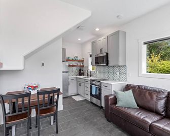 Welcome to the Idaho Falls Tiny House - Sleeps 5 - Idaho Falls - Kitchen