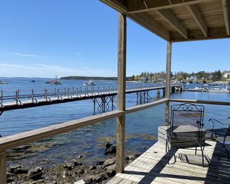 Downstairs Level Of Two Story Home in Bass Hbr. Upstairs is a separate rental. - Tremont - Balcón