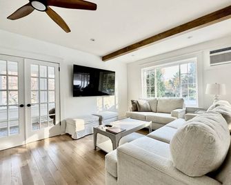 Farmhouse 1899: Westport, CT - Minutes to Downtown, family and pet-friendly. - Westport - Huiskamer
