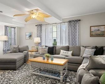 Verona Beach House: minutes to Sylvan/Verona Beach, Oneida Lake, Amusement park - Verona - Obývací pokoj