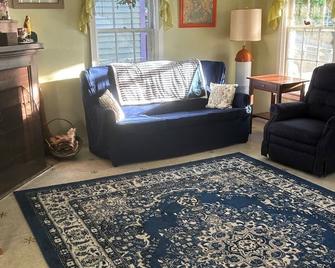 Antique Bayside Cottage in Village Center with Water View Sorry no pets. - Northport - Sala de estar