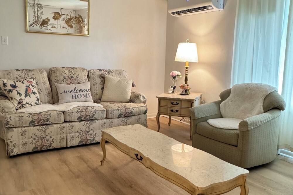 Keystone Country Home- Charming 3-bedroom farmhouse nestled in the hills of PA