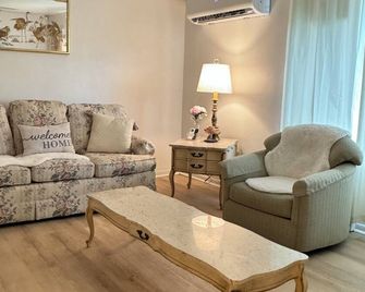 Keystone Country Home- Charming 3-bedroom farmhouse nestled in the hills of PA - Avella - Sala de estar