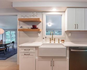 Rhodora House - Modern Stream-side Retreat - Philipsburg - Kitchen