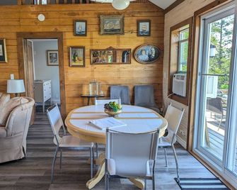 Private Waterfront Cottage In Prince Edward County - Trenton - Comedor