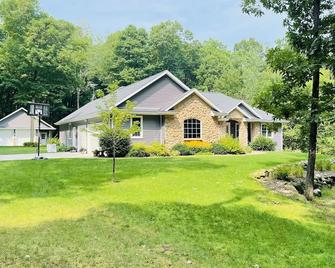 Beautiful Country Home Near Popular Hot Spots! - Plymouth - Building