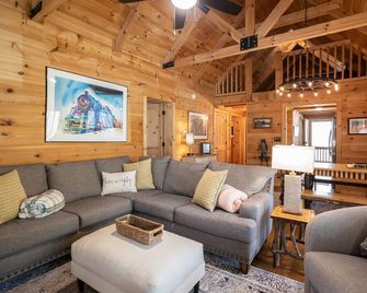 The TrainStation | Secluded Cabin with Large Deck, Waterfall, & Hot Tub! - Saluda - Sala de estar