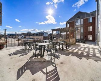 Kasa | Welcoming 2BD, Near the Chocolate Factory | South Bend - South Bend - Patio