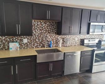 Spacious 3-bedroom, 2-bath condo, free parking/Oak Park - Oak Park - Kitchen