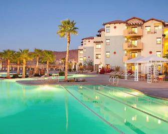 UpScale Resort with Outdoor Heated Pool with a waterslide and a poolside bar, tennis court and gym - Peoria - Pool