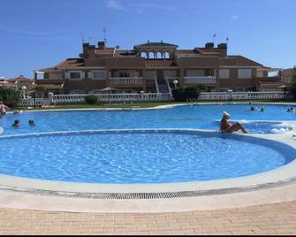 Inviting 2-Bed Apartment 5 minutes to the beach - Punta Prima - Pool