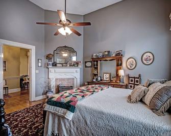 Clyde and Marie's Bed & Breakfast - Forest - Schlafzimmer
