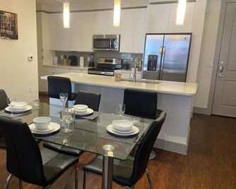 Resort-Style Apartments near The Galleria - Houston - Dining room