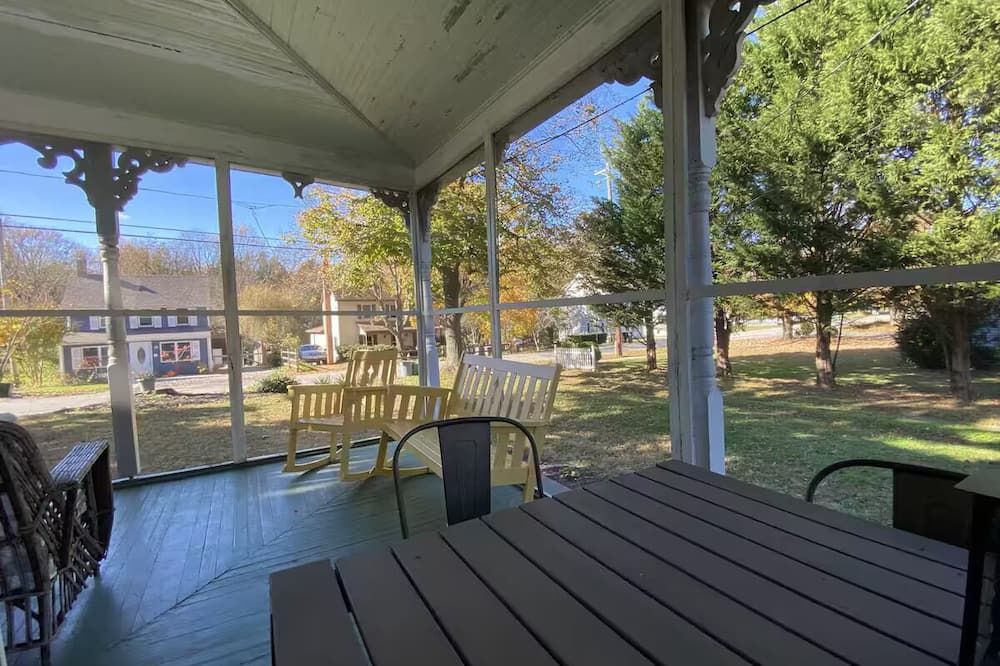 8-bedroom house with AC and WiFi in Betterton. 7 minute walk to the beach.