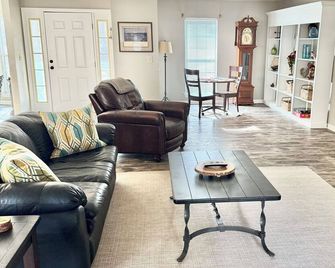 Lovely Lake Home Close to Callaway Gardens & Auburn - Lanett - Living room