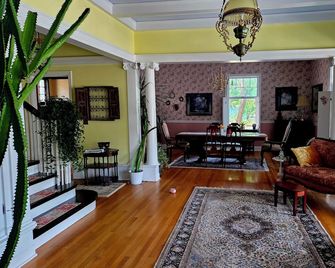 Hobbs House - Raton