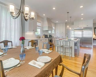 Walk To Dining And Shops Historic Belmon - Belmont - Dining room