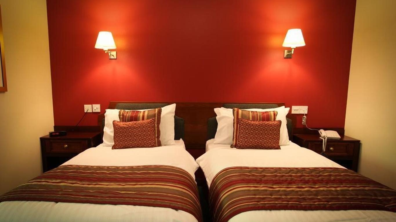 Clan Macduff Hotel