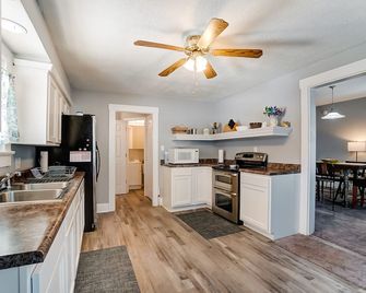 Home Away From Home - Main Street Fun, Remodeled - Hamilton - Cocina