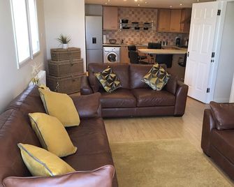 3-bed Apartment - Sleeps 6 - Parking, Wifi, Pets - Gourock - Living room