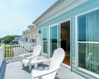 120 Waters Edge! Community pool, screen porch, easy walk to beach, 2 blocks from Center St. - Folly Beach - Balcón