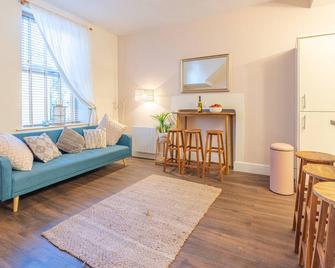 Bloomfield 10 - Lancaster - Living room