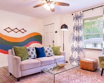 Artist's Bungalow- 1/2 mi from Covington Square - Covington - Wohnzimmer