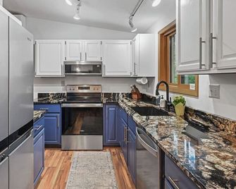 Golden Lake Escape | Hot Tub | Sleeps 8 - Mauston - Kitchen