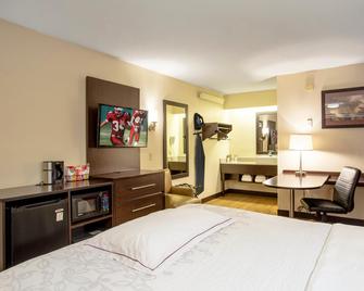 Red Roof Inn Plus+ St Louis - Forest Park/ Hampton Ave - St. Louis - Bedroom
