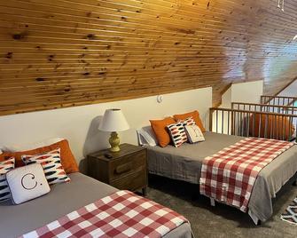 Gorgeous Lake Front home with hot tub - Leitchfield - Bedroom